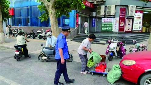 鲍山街道占道经营专项治理行动小组带队开展巡查